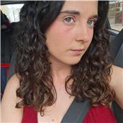 Chica que suele ayudar a sus amigos y familia cuando no entienden algo